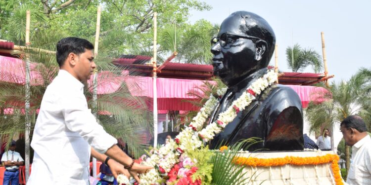 ডঃ বি. আর. আম্বেদকরের ১৩৬তম জন্মজয়ন্তীতে উজ্জয়ন্ত প্রাসাদের সামনে রাজ্য তপশিলী জাতি কল্যাণ দপ্তরের উদ্যোগে শ্রদ্ধা ও স্মরণে আয়োজন করা হলো বিশেষ অনুষ্ঠান।