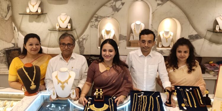 ১৬ই এপ্রিল থেকে শুরু, ২৪ এপ্রিল পর্যন্ত—শুভ অক্ষয় তৃতীয়াকে ঘিরে কালিকা জুয়েলার্সে আকর্ষণীয় অফারের ঘোষণা। নিত্যনতুন ডিজাইনের গয়নায় সেজে উঠছে উৎসবের বাজার। 