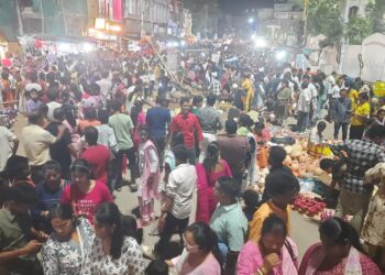 দুর্গা বাড়ি থেকে লক্ষ্মীনারায়ন বাড়ি এবং জ্যাকশাস গেইট পর্যন্ত আয়োজিত বৈশাখী মেলায় দর্শনার্থীদের উপচে পড়া ভীড়। 