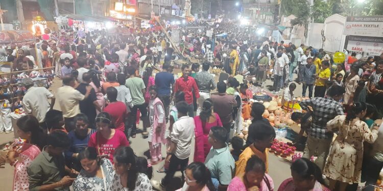 দুর্গা বাড়ি থেকে লক্ষ্মীনারায়ন বাড়ি এবং জ্যাকশাস গেইট পর্যন্ত আয়োজিত বৈশাখী মেলায় দর্শনার্থীদের উপচে পড়া ভীড়। 