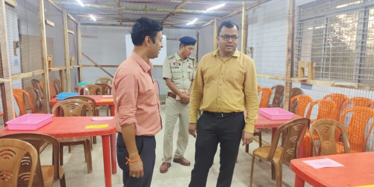 পশ্চিম জেলায় ভোট গণনা প্রক্রিয়ায় স্বচ্ছতা ও নিরাপত্তা নিশ্চিত করতে মাঠে নেমে সরেজমিনে পর্যবেক্ষণ করলেন জেলাশাসক ডঃ বিশাল কুমার। মোহনপুর ও জিরানিয়া মহকুমার একাধিক গণনা কেন্দ্র ঘুরে দেখেন তিনি।