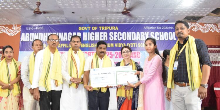 অরুন্ধতীনগর হায়ার সেকেন্ডারি স্কুলে জাঁকজমকপূর্ণভাবে অনুষ্ঠিত হল বার্ষিক ক্রীড়া ও পুরস্কার বিতরণী অনুষ্ঠান, উপস্থিত ছিলেন আমন্ত্রিত অতিথিরা।