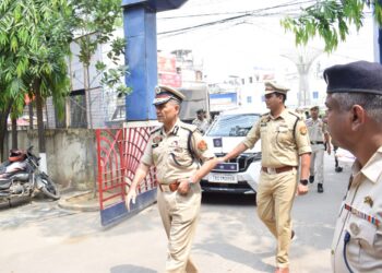 রাজধানীর পশ্চিম থানায় হঠাৎ পরিদর্শন রাজ্য পুলিশ কর্তা অনুরাগ ধনকরের—রুটিন পর্যালোচনায় খতিয়ে দেখলেন থানার সামগ্রিক কাজকর্ম।