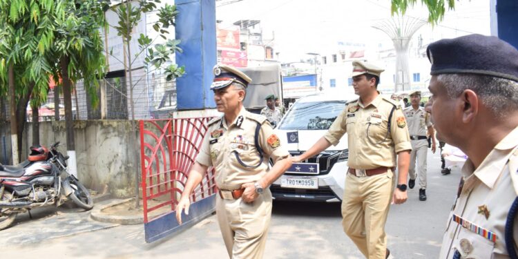 রাজধানীর পশ্চিম থানায় হঠাৎ পরিদর্শন রাজ্য পুলিশ কর্তা অনুরাগ ধনকরের—রুটিন পর্যালোচনায় খতিয়ে দেখলেন থানার সামগ্রিক কাজকর্ম।