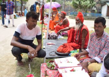 অক্ষয় তৃতীয়ার পবিত্র লগ্নে লক্ষ্মী-নারায়ণ বাড়িতে হালখাতা যাত্রায় ব্যস্ত ব্যবসায়ীরা। শুভ দিন উপলক্ষে সকাল থেকেই ভক্ত ও ব্যবসায়ীদের ভিড়ে মুখর মন্দির প্রাঙ্গণ।