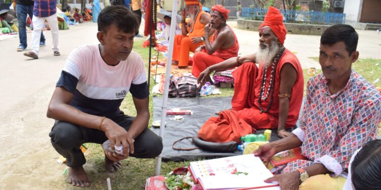 অক্ষয় তৃতীয়ার পবিত্র লগ্নে লক্ষ্মী-নারায়ণ বাড়িতে হালখাতা যাত্রায় ব্যস্ত ব্যবসায়ীরা। শুভ দিন উপলক্ষে সকাল থেকেই ভক্ত ও ব্যবসায়ীদের ভিড়ে মুখর মন্দির প্রাঙ্গণ।