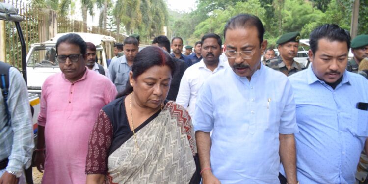 এডিসি নির্বাচন ফল প্রকাশের পর হামলার শিকার হয়ে আগরতলা ভগৎ সিং যুব আবাসে আশ্রয় নিলেন আক্রান্তরা। আজ তাঁদের খোঁজখবর নিতে সেখানে পৌঁছালেন বিজেপির রাজ্য সভাপতি ও অন্যান্য নেতৃত্ব।