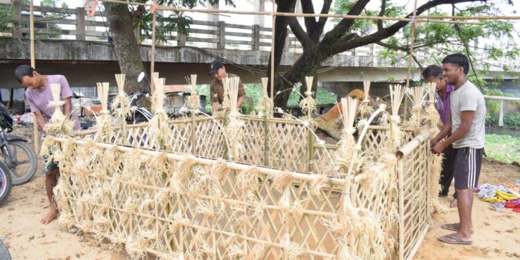 আগামীকাল গড়িয়া পূজাকে কেন্দ্র করে রাজ্যজুড়ে উৎসবের আমেজ। রাজধানীর বিভিন্ন প্রান্তে শেষ মুহূর্তের প্রস্তুতিতে ব্যস্ত ক্লাব ও আয়োজকরা, সাজছে পূজামণ্ডপ।