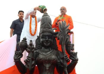 মোহনপুরের চিন্ময় মিশন স্কুলে মা সৌন্দর্য চিন্ময়ীর মূর্তি প্রতিষ্ঠা ও কুম্ভাভিষেক অনুষ্ঠান সম্পন্ন, উপস্থিত আরএসএস প্রধান মোহন ভাগবত ও মুখ্যমন্ত্রী ডাঃ মানিক সাহা সহ বিশিষ্টজনরা।