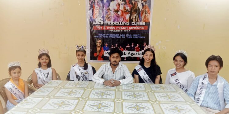 আগরতলা প্রেস ক্লাবে সাংবাদিকদের সামনে ‘মিস্টার ও মিস মালদা ২০২৬’-এর বিজয়ীদের পরিচয় করিয়ে দিল জে.এস মডেলিং ক্লাস।