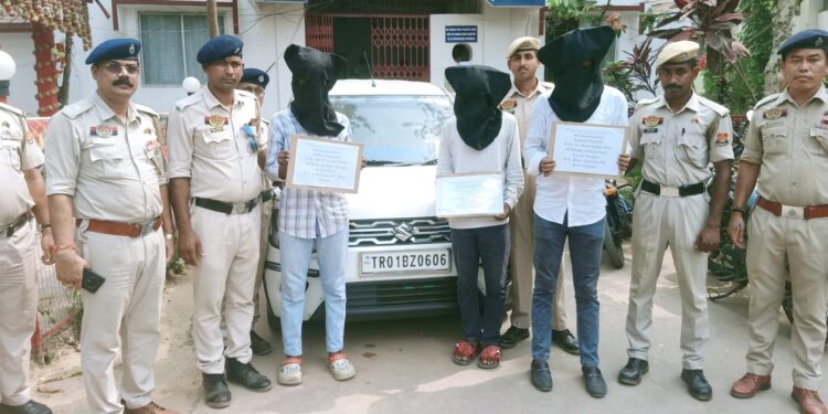 গাড়িতে ঘুরে ছিনতাই—৩ দুষ্কৃতী গ্রেপ্তার পূর্ব আগরতলা থানার পুলিশের হাতে।