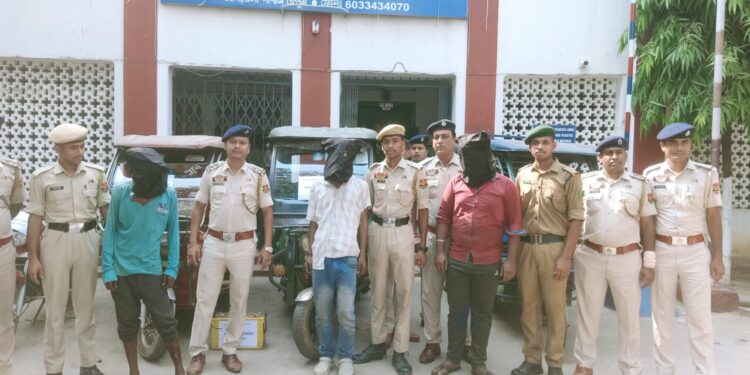 টমটম গ্যাং ধরা পড়ল ৩ চোর গ্রেপ্তার, উদ্ধার ৩ টমটম ও ১ বাইক