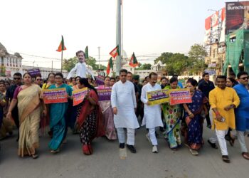 জন-আক্রোশ মহিলা পদযাত্রায় মুখ্যমন্ত্রীর পদচারণা, মহিলা সংরক্ষণ বিল না হওয়ায় প্রতিবাদে রাহুল গান্ধীর কুশপুতুল দাহ।