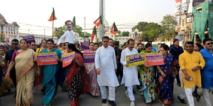 জন-আক্রোশ মহিলা পদযাত্রায় মুখ্যমন্ত্রীর পদচারণা, মহিলা সংরক্ষণ বিল না হওয়ায় প্রতিবাদে রাহুল গান্ধীর কুশপুতুল দাহ।
