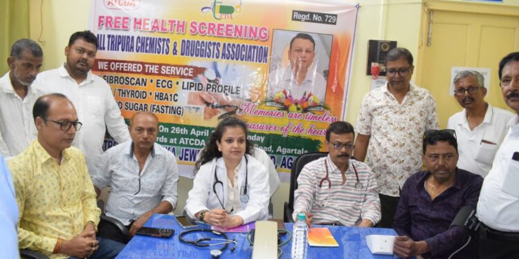 প্রয়াত মৃন্ময় চৌধুরীর স্মরণে কালিকা জুয়েলার্সের উদ্যোগে অনুষ্ঠিত হল এক বিশেষ স্বাস্থ্য শিবির। ত্রিপুরা কেমিস্ট অ্যান্ড ড্রাগিস্ট অ্যাসোসিয়েশনের সহযোগিতায় আয়োজিত