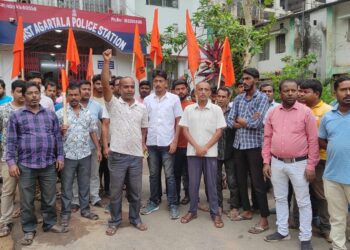 ত্রিপুরায় ই-অটোরিকশা চালকদের সংগঠনের প্রতিবাদ, ট্রাফিক ইন্সপেক্টর মুক্তা ঘোষের বিরুদ্ধে দৈনিক অর্থ আদায়ের অভিযোগ তুলে সরব বি এম এস অনুমোদিত সংঘ।