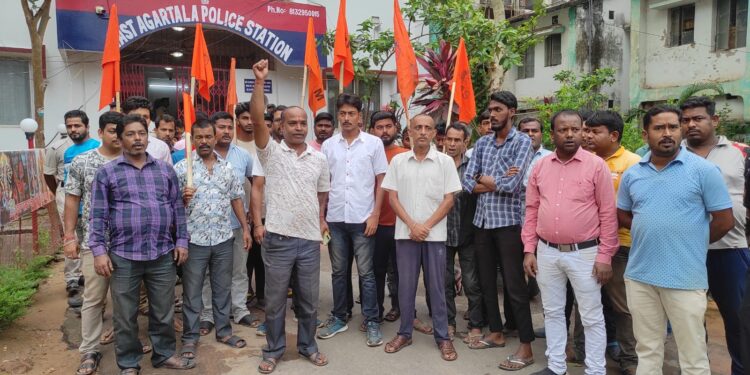 ত্রিপুরায় ই-অটোরিকশা চালকদের সংগঠনের প্রতিবাদ, ট্রাফিক ইন্সপেক্টর মুক্তা ঘোষের বিরুদ্ধে দৈনিক অর্থ আদায়ের অভিযোগ তুলে সরব বি এম এস অনুমোদিত সংঘ।