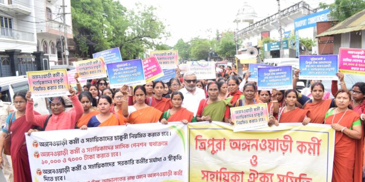  প্রতিকূল আবহাওয়া সত্ত্বেও দাবির পক্ষে পথে নামলেন অঙ্গনওয়াড়ি কর্মীরা