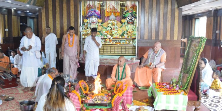 নরসিংহ জয়ন্তী উপলক্ষে ভগবান বিষ্ণু-এর চতুর্থ অবতার নরসিংহ দেব-এর আরাধনায় ভক্তিমুখর পরিবেশে ইসকন মন্দিরে বিশেষ পূজা ও ধর্মীয় অনুষ্ঠান অনুষ্ঠিত হয়।