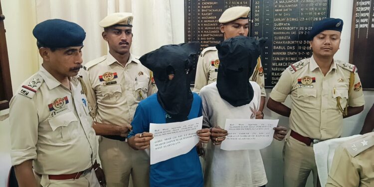 শ্যামল দাসের দায়ের করা অভিযোগের ভিত্তিতে চুরির মামলায় তৎপরতা দেখিয়ে সাফল্য পেল পশ্চিম থানার পুলিশ—অভিযানে দুই দুষ্কৃতীকে গ্রেফতার করে তাদের কাছ থেকে উদ্ধার করা হয়েছে চুরি হওয়া স্বর্ণের চেইন।