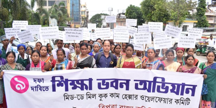  ত্রিপুরায় মিড-ডে মিল কর্মীদের ৯ দফা দাবিতে প্রতিবাদ মিছিল