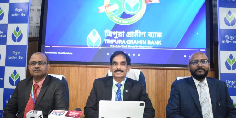 রাজধানীর প্রজ্ঞা ভবনে ত্রিপুরা গ্রামীণ ব্যাঙ্কের বার্ষিক সাংবাদিক সম্মেলন অনুষ্ঠিত হয়। কর্মীদের উপস্থিতিতে আয়োজিত এই সম্মেলনে ব্যাঙ্কের বিভিন্ন বিষয় নিয়ে আলোচনা করা হয়।