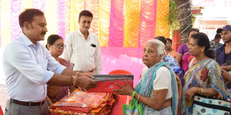শ্রীশ্রী মা আনন্দময়ীর ১৩১তম আবির্ভাব মহোৎসব উপলক্ষে মন্দিরে চলছে নানা ধর্মীয় ও সেবামূলক কর্মসূচি। তারই অংশ হিসেবে মঙ্গলবার দুঃস্থদের হাতে তুলে দেওয়া হলো বস্ত্র।