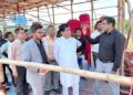 বন্ধ ড্রেন সমস্যা সমাধানে মাঠে মেয়র, এলাকাবাসীর সঙ্গে সরাসরি আলোচনা।