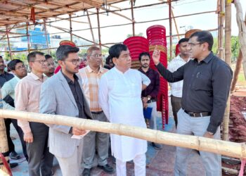 বন্ধ ড্রেন সমস্যা সমাধানে মাঠে মেয়র, এলাকাবাসীর সঙ্গে সরাসরি আলোচনা।
