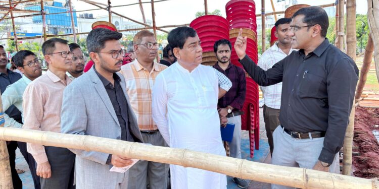 বন্ধ ড্রেন সমস্যা সমাধানে মাঠে মেয়র, এলাকাবাসীর সঙ্গে সরাসরি আলোচনা।