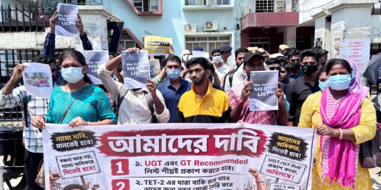 টেট ১ ও টেট ২ উত্তীর্ণদের যৌথ নিয়োগের দাবিতে ফের সরব বেকারদের মিছিল, শিক্ষা ভবনে জমায়েত।