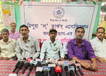 ভুয়ো মুহুরীদের দৌরাত্ম্য রুখতে কড়া অবস্থানে ত্রিপুরা ল’ ক্লার্ক এসোসিয়েশন। আইনসম্মত পরিষেবা নিশ্চিত করতে আদালত চত্বরে নজরদারি জোরদারের বার্তা সংবাদ সম্মেলনে।
