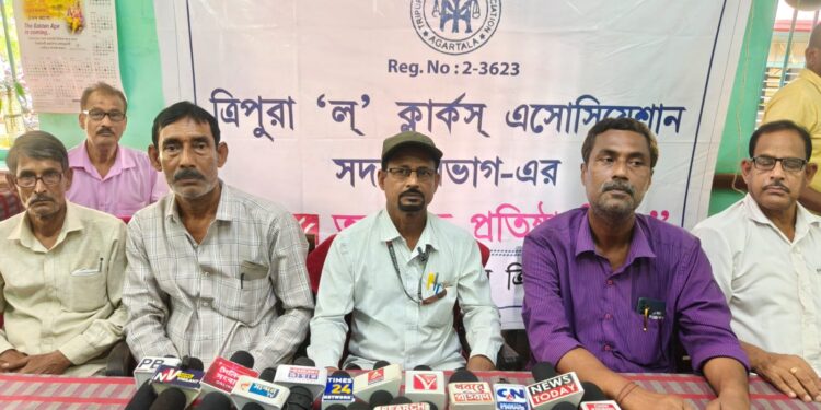 ভুয়ো মুহুরীদের দৌরাত্ম্য রুখতে কড়া অবস্থানে ত্রিপুরা ল’ ক্লার্ক এসোসিয়েশন। আইনসম্মত পরিষেবা নিশ্চিত করতে আদালত চত্বরে নজরদারি জোরদারের বার্তা সংবাদ সম্মেলনে।