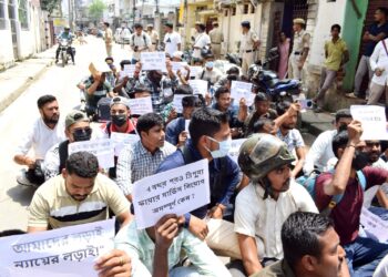 চাকরির দাবিতে মুখ্যমন্ত্রীর বাড়ির সামনে বিক্ষোভ, আটক ফায়ার সার্ভিস প্রার্থীরা