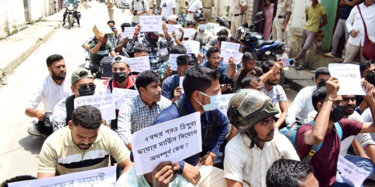 চাকরির দাবিতে মুখ্যমন্ত্রীর বাড়ির সামনে বিক্ষোভ, আটক ফায়ার সার্ভিস প্রার্থীরা