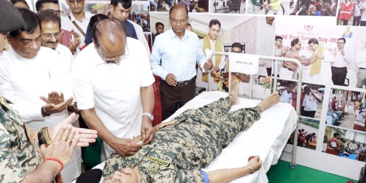 বিশ্ব রেড ক্রস দিবসে আগরতলায় রক্তদান ও অঙ্গদান কর্মসূচিতে রাজ্যপালের অংশগ্রহণ