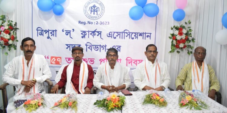 আগরতলা আদালত প্রাঙ্গণে ত্রিপুরা ল’ ক্লার্ক অ্যাসোসিয়েশনের ৫৭তম প্রতিষ্ঠা দিবস পালন—সভাপতি বাদল চন্দ্র ঘোষ ও সম্পাদক প্রদীপ দেবসহ সদস্যদের উপস্থিতিতে গম্ভীর পরিবেশে অনুষ্ঠিত হয় অনুষ্ঠান।