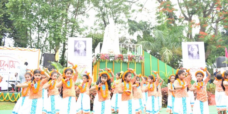 বিশ্বকবি রবীন্দ্রনাথ ঠাকুর-এর ১৬৫তম জন্মজয়ন্তীতে আগরতলার রবীন্দ্র কাননে তথ্য ও সংস্কৃতি দপ্তরের উদ্যোগে অনুষ্ঠিত হলো “কবি প্রণাম”—স্মরণে, শ্রদ্ধায় ও সংস্কৃতির আবহে।
