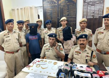 প্রায় ২০ লক্ষ টাকার স্বর্ণালঙ্কার উদ্ধার, পুলিশের জালে ধরা পড়ল দুই চোর।