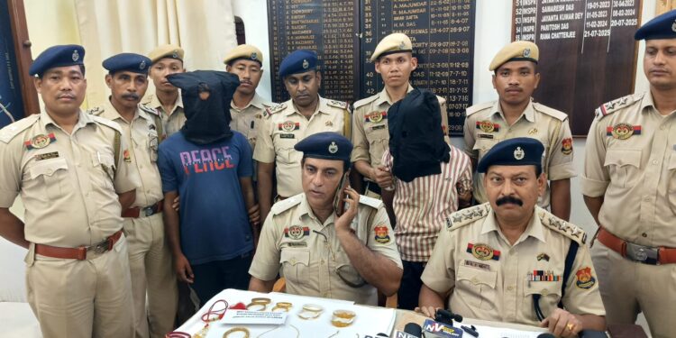 প্রায় ২০ লক্ষ টাকার স্বর্ণালঙ্কার উদ্ধার, পুলিশের জালে ধরা পড়ল দুই চোর।