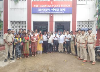 পশ্চিম থানার উদ্যোগে উদ্ধার ৩৫টি হারানো মোবাইল মালিকদের হাতে তুলে দিলেন ওসি রানা চ্যাটার্জী ও পুলিশ দল