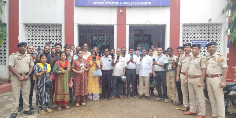 পশ্চিম থানার উদ্যোগে উদ্ধার ৩৫টি হারানো মোবাইল মালিকদের হাতে তুলে দিলেন ওসি রানা চ্যাটার্জী ও পুলিশ দল