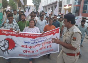 বিশালগড়ে বাম ছাত্র নেতা হিমাদ্রী শেখর ঘোষের উপর হামলার প্রতিবাদে রাজধানীর পুলিশ সদর দফতরের সামনে ঘেরাও ও অবস্থান বিক্ষোভ। অভিযুক্তদের দ্রুত গ্রেফতারের দাবিতে উত্তাল আন্দোলন।