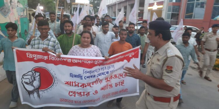 বিশালগড়ে বাম ছাত্র নেতা হিমাদ্রী শেখর ঘোষের উপর হামলার প্রতিবাদে রাজধানীর পুলিশ সদর দফতরের সামনে ঘেরাও ও অবস্থান বিক্ষোভ। অভিযুক্তদের দ্রুত গ্রেফতারের দাবিতে উত্তাল আন্দোলন।
