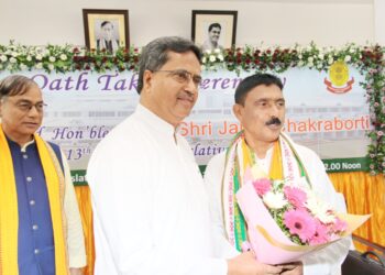 ধর্মনগর বিধানসভা কেন্দ্রের নবনির্বাচিত বিধায়ক জহর চক্রবর্তীর শপথ গ্রহণ সম্পন্ন। বিধানসভায় অধ্যক্ষ রামপদ জমাতিয়ার হাত ধরে আনুষ্ঠানিকভাবে শপথ নিলেন তিনি।