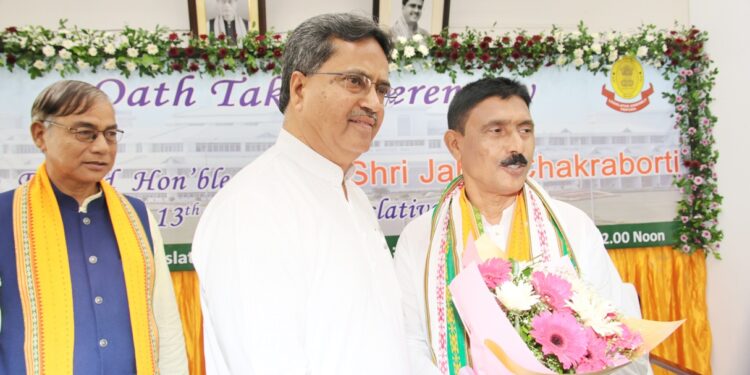 ধর্মনগর বিধানসভা কেন্দ্রের নবনির্বাচিত বিধায়ক জহর চক্রবর্তীর শপথ গ্রহণ সম্পন্ন। বিধানসভায় অধ্যক্ষ রামপদ জমাতিয়ার হাত ধরে আনুষ্ঠানিকভাবে শপথ নিলেন তিনি।