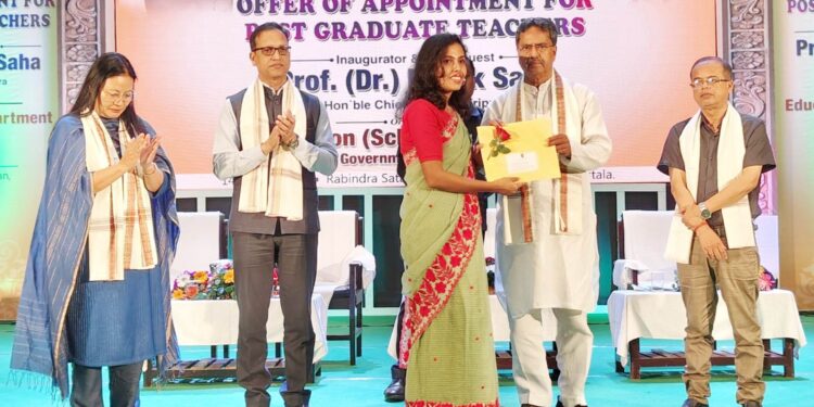 রবীন্দ্র শতবার্ষিকী ভবনে আয়োজিত অনুষ্ঠানে ৮৬৫ জন পোস্ট গ্র্যাজুয়েট শিক্ষকের হাতে নিয়োগপত্র তুলে দিলেন মুখ্যমন্ত্রী Manik Saha।