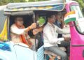 প্রধানমন্ত্রীর আহ্বানে সাড়া দিয়ে পরিবেশবান্ধব উদ্যোগে ইলেকট্রিক অটোতে চড়ে সচিবালয়ে পৌঁছালেন মন্ত্রী রতন লাল নাথ।
