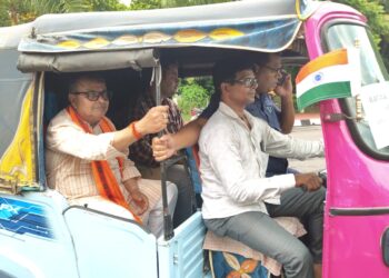 প্রধানমন্ত্রীর আহ্বানে সাড়া দিয়ে পরিবেশবান্ধব উদ্যোগে ইলেকট্রিক অটোতে চড়ে সচিবালয়ে পৌঁছালেন মন্ত্রী রতন লাল নাথ।