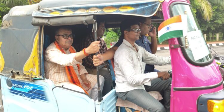 প্রধানমন্ত্রীর আহ্বানে সাড়া দিয়ে পরিবেশবান্ধব উদ্যোগে ইলেকট্রিক অটোতে চড়ে সচিবালয়ে পৌঁছালেন মন্ত্রী রতন লাল নাথ।